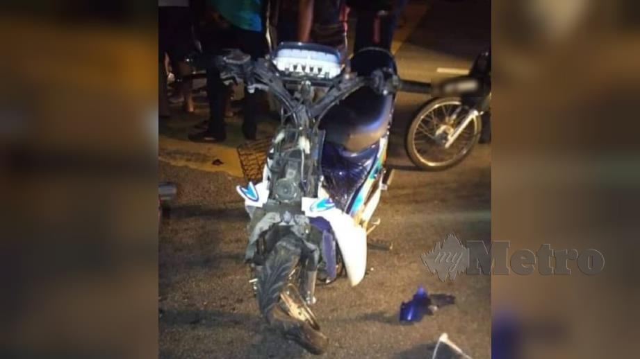 KEADAAN Modenas Kriss milik pelajar lelaki Muhammad Azemi Yahya yang rosak teruk selepas melanggar Toyota Avanza di Kilometer (KM) 44.3, Jalan Teluk Intan-Klang, malam tadi. FOTO Ihsan Pembaca