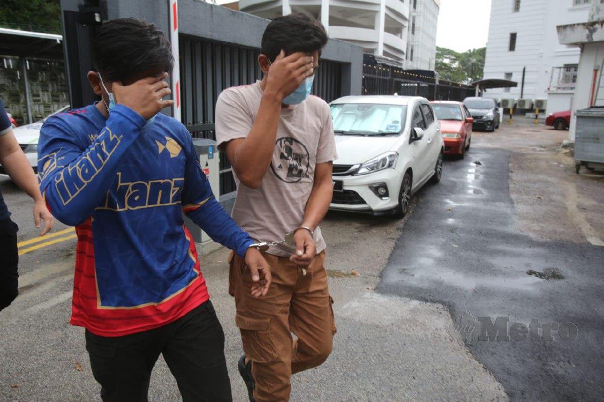 Ahmad Fadhil (kanan) dan Mohamad Firdauz didakwa di Mahkamah Majistret Johor Bahru kerana mengedar dadah seberat 5.3 kg pada 6 Mac lalu. FOTO OMAR AHMAD
