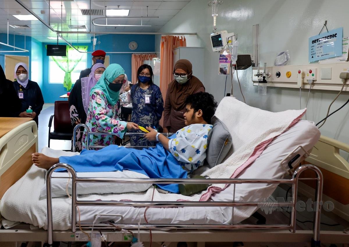 Raja Permaisuri Agong Raja Zarith Sofiah berkenan mencemar duli menziarahi pesakit kanak-kanak yang mendapatkan rawatan di Hospital Tunku Azizah (HTA) Kuala Lumpur, hari ini. FOTO BERNAMA