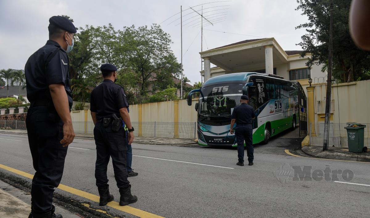 Sebuah bas yang dipercayai akan membawa kakitangan kedutaan Korea Utara dilihat tiba di premis kedutaan tersebut kira-kira 9.30 pagi ketika tinjauan di kedutaan tersebut di Jalan Batai di sini. FOTO BERNAMA