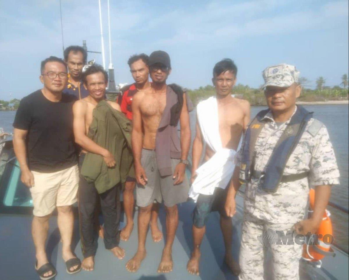 Lima nelayan yang berjaya diselamatkan selepas bot mereka bocor dan tenggelam di kedudukan sembilan batu nautika barat laut dari muara Kuala Kedah. FOTO IHSAN Maritim Malaysia