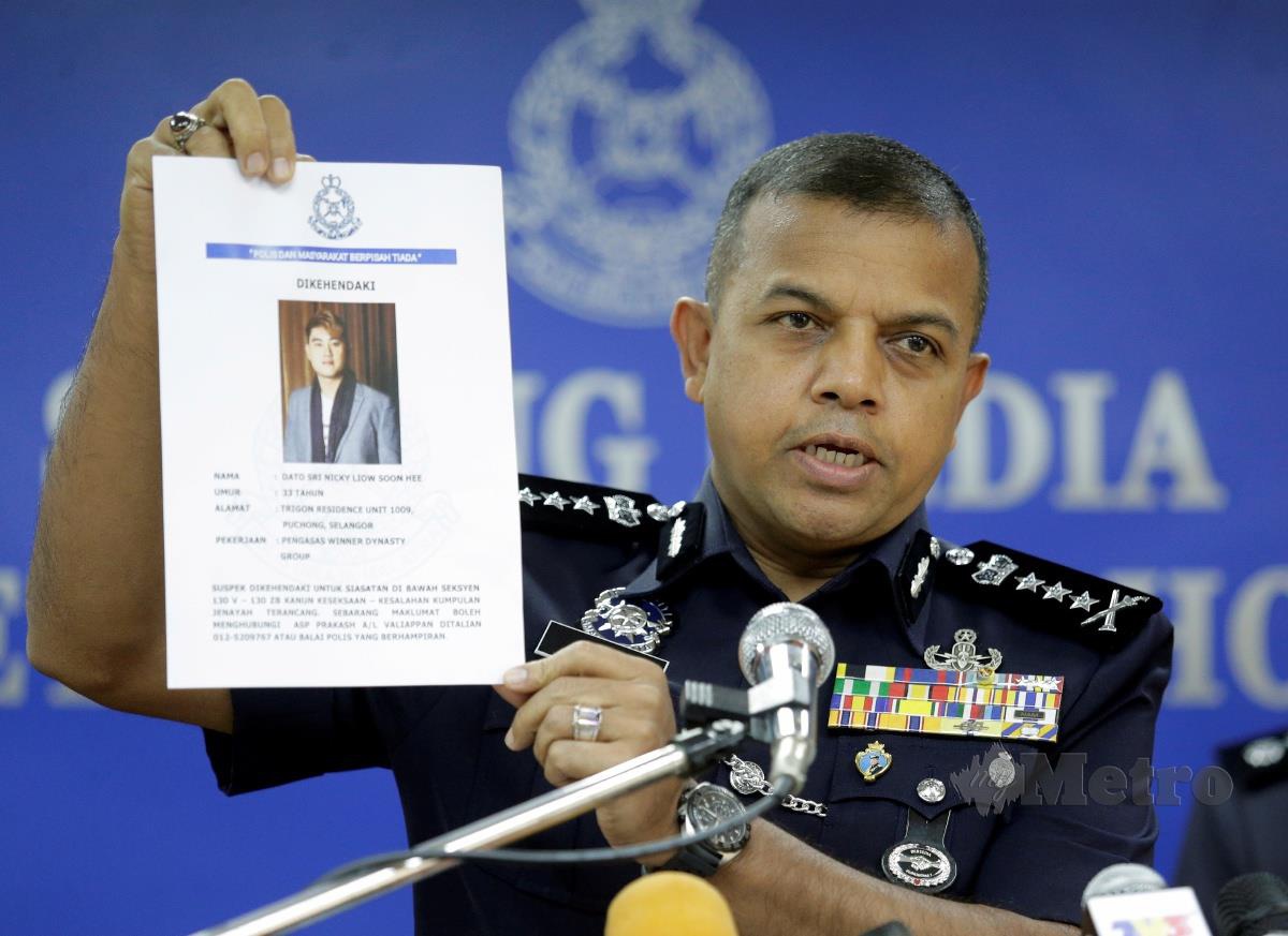 Ketua Polis Johor, Datuk Ayob Khan Mydin Pitchay menunjukkan gambar suspek bergelar Datuk Seri yang dikehendaki ketika sidang media di Pusat Media Ibu Pejabat Polis Kontinjen (IPK) Johor. FOTO NUR AISYAH MAZALAN