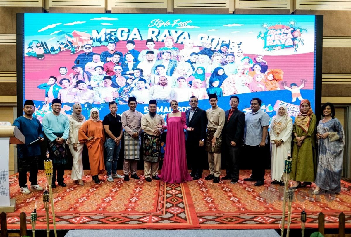 Barisan artis dan penaja bergambar pada sidang media stylo fest Mega Raya di Dewan Tun Dr Ismail, Pusat Dagangan Dunia. FOTO HAZREEN MOHAMAD