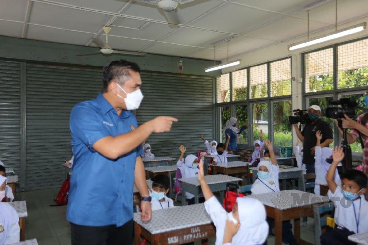 Menteri Kanan Pendidikan Datuk Dr. Radzi Jidin melawat pengoperasian hari pertama sekolah di Sekolah Kebangsaan  Syed Idrus Kampung Ulu Kuang Chemor. FOTO L.MANIMARAN
