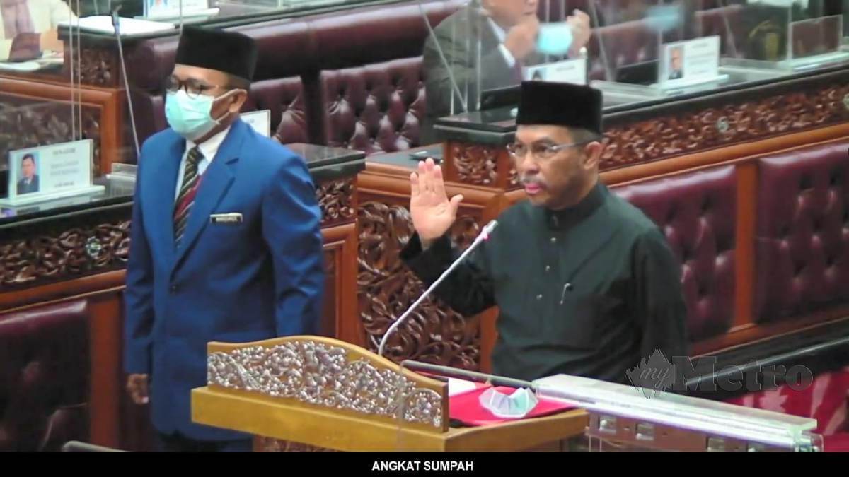 Datuk Dr Azhar Ahmad mengangkat sumpah sebagai Senator di hadapan Yang Dipertua Dewan Negara.