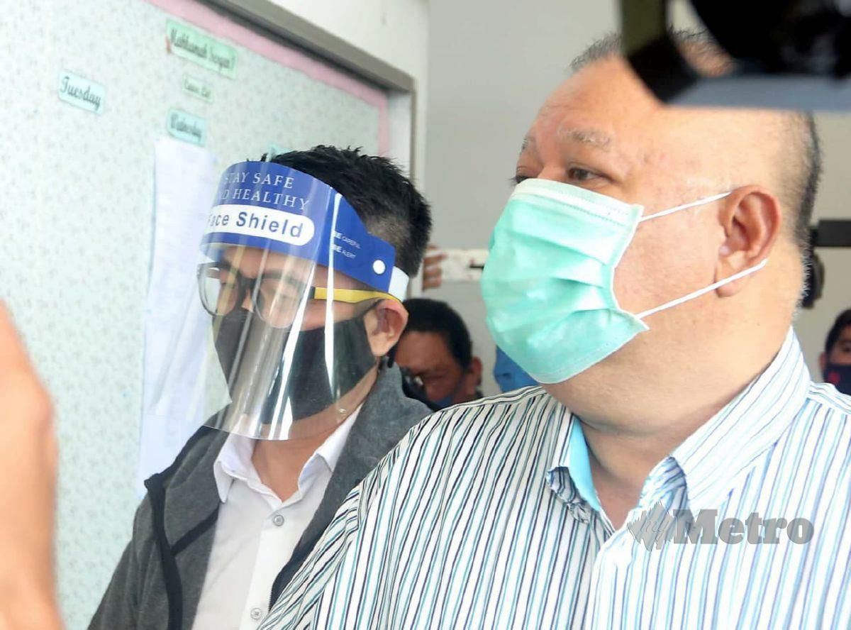 Seorang bekas Pengurus Besar Kanan sebuah syarikat pembinaan, Chua Shiou Meng, 49 (kiri) didakwa di Mahkamah Sesyen Shah Alam, hari ini atas kesalahan di bawah Sesyen 16 (a) (A) Akta Suruhanjaya Pencegahan Rasuah Malaysia (SPRM) kerana meminta dan menerima rasuah sekitar Jun 2017 hingga Januari 2019. FOTO MUHD ASYRAF SAWAL