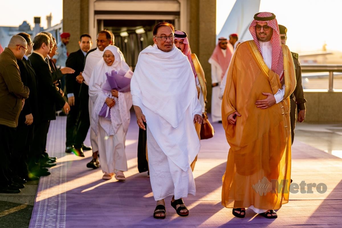 Datuk Seri Anwar Ibrahim bersama rombongan disambut oleh Gabenor Jeddah, Yang Mulia Putera Saud Bin Abdullah Bin Jalawi Al Saud ketika tiba di Jeddah pada 22 Mac 2023.  FOTO Ihsan Pejabat Perdana Menteri