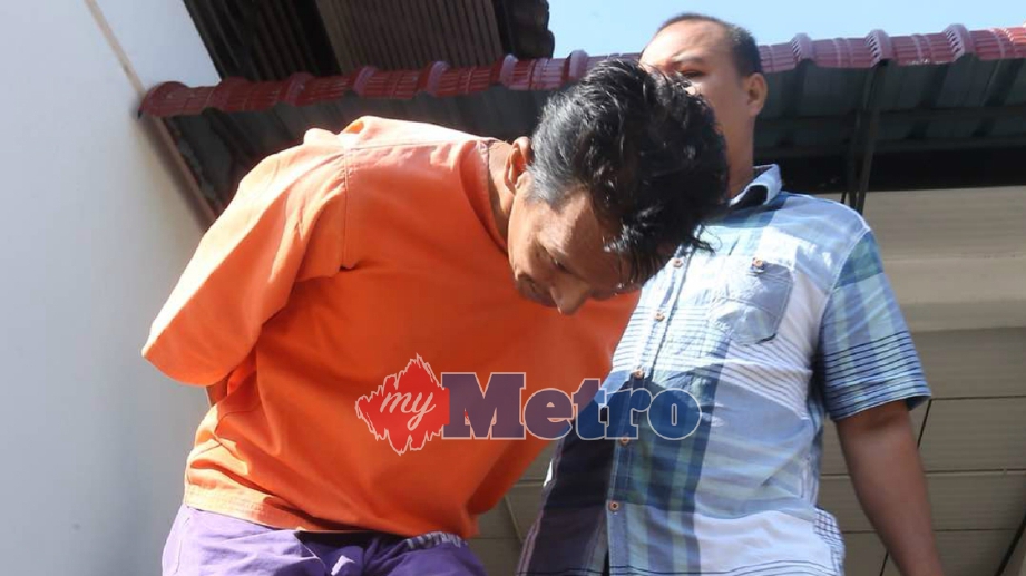 MOHD Roslan Baharom, 50, mengaku bersalah di Mahkamah Majistret atas dua pertuduhan memiliki selaras senapang patah buatan sendiri dan 34 butir peluru hidup 12 Bore, 11 Mac lalu. FOTO Effendy Rashid