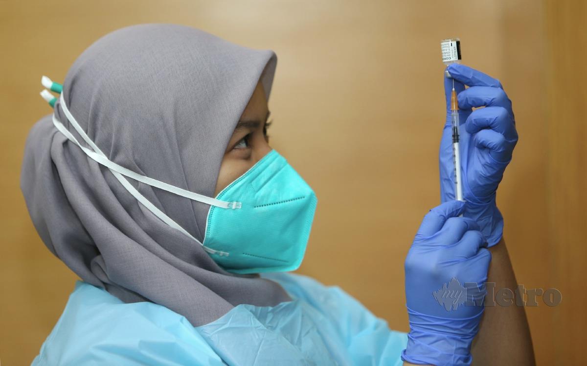 Jururawat yang bertugas menyediakan suntikan vaksin ketika Program Vaksinasi Covid 19 Kebangsaan. FOTO MOHAMAD SHAHRIL BADRI SAALI