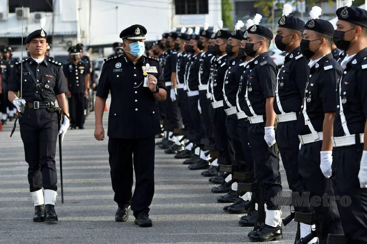 Ketua Polis Terengganu, Datuk Roslee Chik melakukan pemeriksaan perbarisan pada majlis Peringatan Hari Polis Ke 214 di perkarangan Ibu Pejabat Kontinjen (IPK) Terengganu. FOTO GHAZALI KORI
