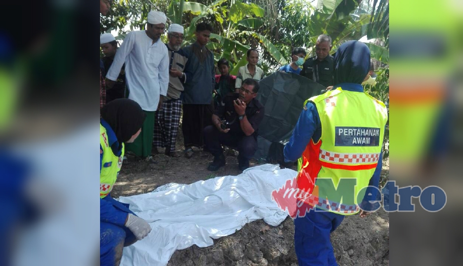 PASUKAN bomba dan Angkatan Pertahanan Awam (APM) membawa keluar jenazah Allahyarham Mohamad Ariff Omar dalam kejadian di Jalan Parit Empat Sungai Haji Dorani. FOTO Ihsan Pembaca