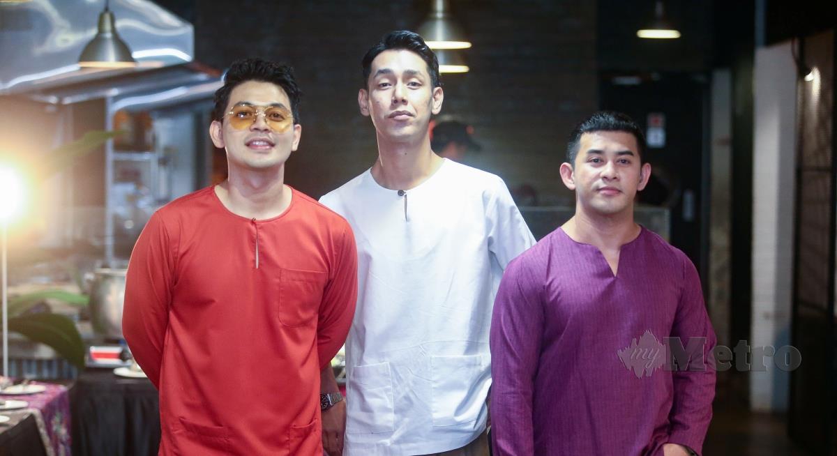Pelakon, Izzue Islam bersama ahli kumpulan Forteen ketika ditemui pada Majlis Berbuka Puasa bersama beliau di Kueh Cafe, Shah Alam. FOTO GENES GULITAH