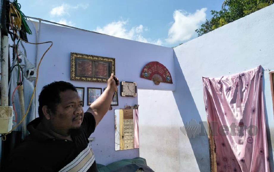 MAHADZIR Hasan menunjukkan bumbung rumahnya yang dibadai ribut  di Kampung Baru Long Boh, Jalan Kepala 30. FOTO Dziyaul Afnan Abdul Rahman