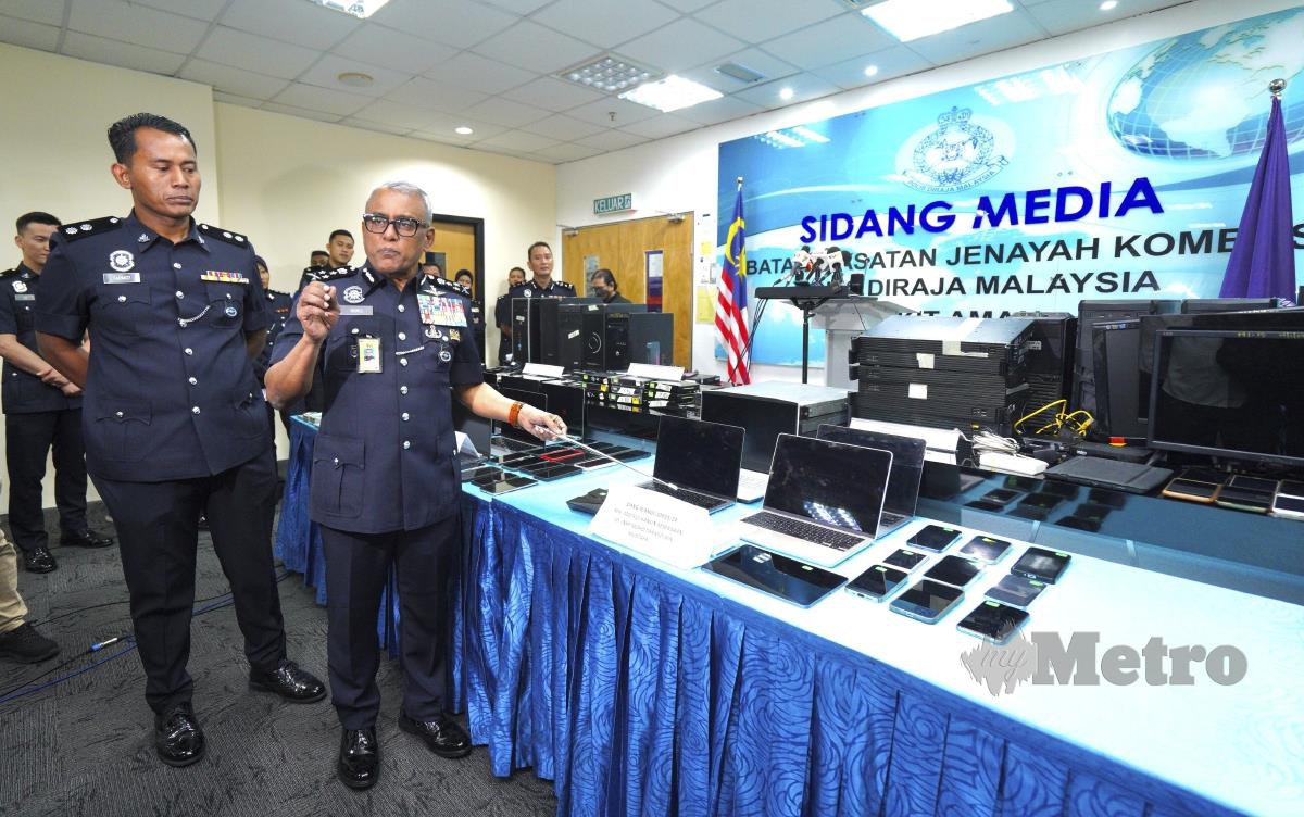 engarah Jabatan Siasatan Jenayah Komersil Bukit Aman, Datuk Seri Ramli Mohamed Yoosuf menunjukkan barangan yang dirampas ketika sidang media di Menara KPJ, Kuala Lumpur. FOTO FARHAN RAZAK