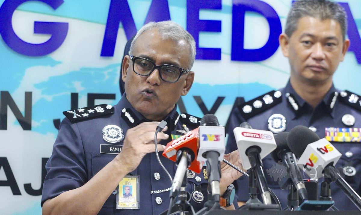 Pengarah Jabatan Siasatan Jenayah Komersil Bukit Aman, Datuk Seri Ramli Mohamed Yoosuf ketika sidang media  berkaitan situasi semasa jenayah komersial di Menara KPJ, Kuala Lumpur. FOTO FARHAN RAZAK