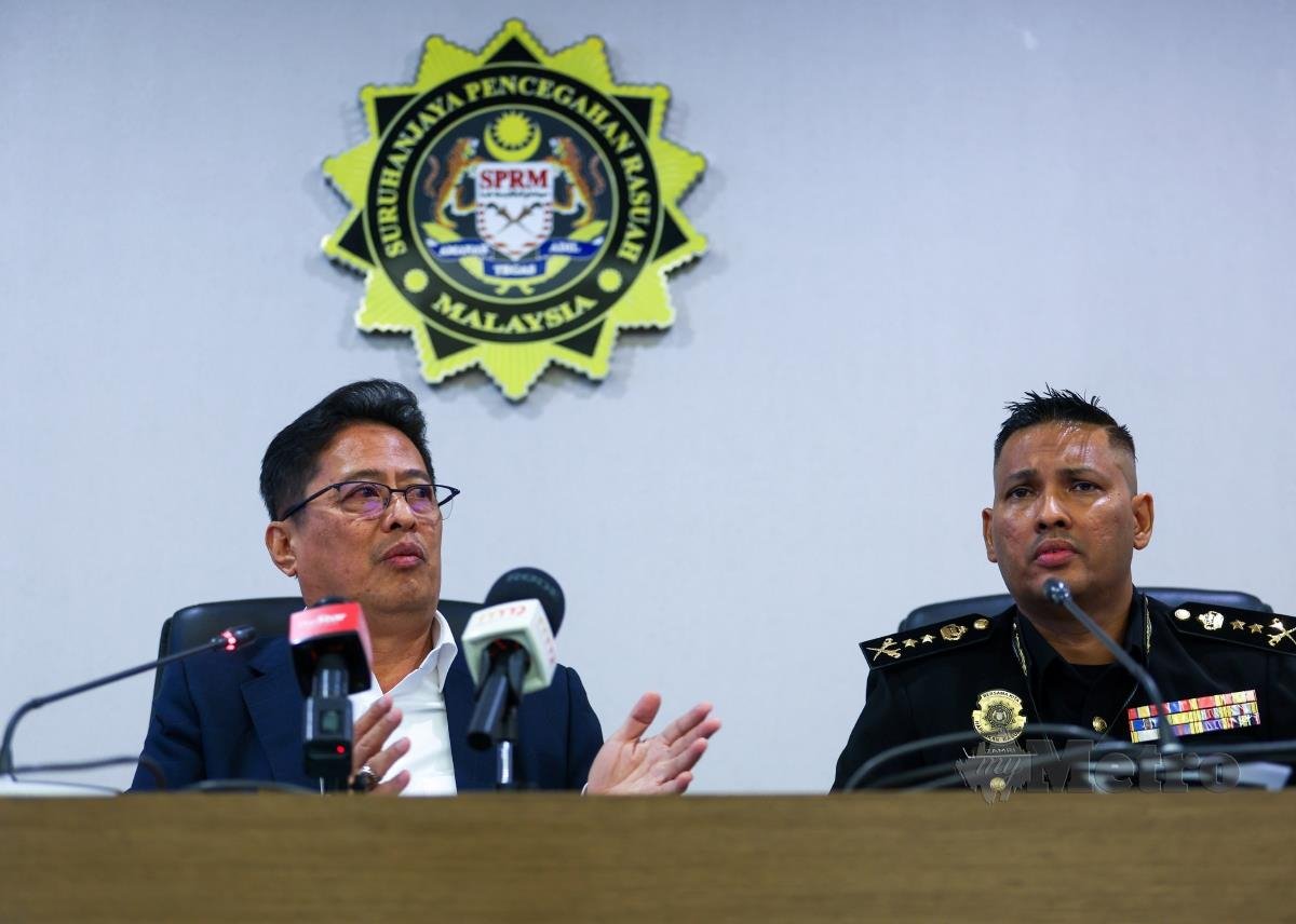 Ketua Pesuruhjaya Suruhanjaya Pencegahan Rasuah Malaysia (SPRM), Tan Sri Azam Baki (kiri) bersama Pengarah Bahagian Pencegahan Pengubahan Wang Haram (AML) SPRM, Datuk Mohamad Zamri Zainul Abidin pada sidang Op Samba oleh KP SPRM dan Pengarah AML SPRM di Ibu Pejabat SPRM. FOTO ASWADI ALIAS