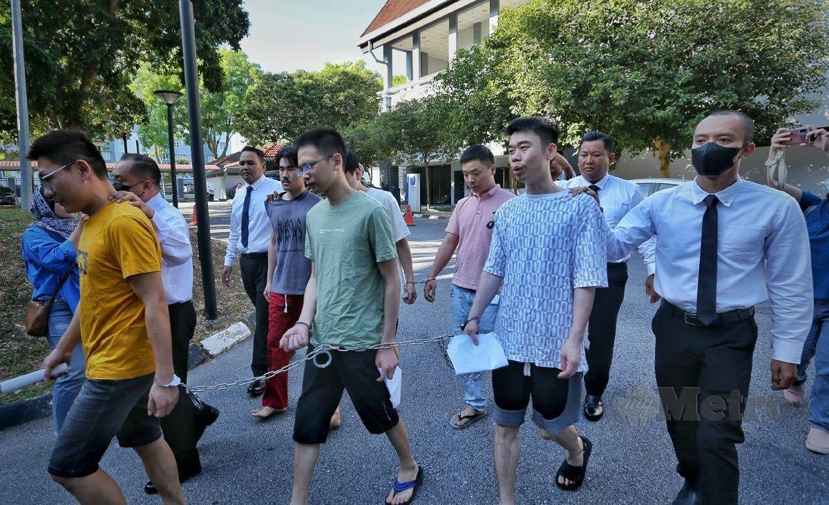 Lima lelaki warga Cina, Jiang Lidong, 32; Chen  Shaoyi, 26; Lin Zehong, 27; Wang Longxing, 36 dan Chen Jinjiang, 34, dihukum penjara lima bulan oleh Mahkamah Majistret atas pertuduhan menyimpan bahan lucah untuk tujuan pengedaran pada minggu lalu. FOTO AZRUL EDHAM