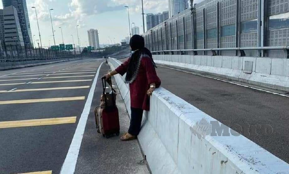 LAILA Abdullah terpaksa berjalan kaki merentasi tambak johor untuk pulang ke Singapura selepas menjaga cucu berusia tiga bulan di JB kerana tiada kenderaan awam dan persendirian dibenarkan beroperasi sepanjang PKP. FOTO Ihsan Pembaca