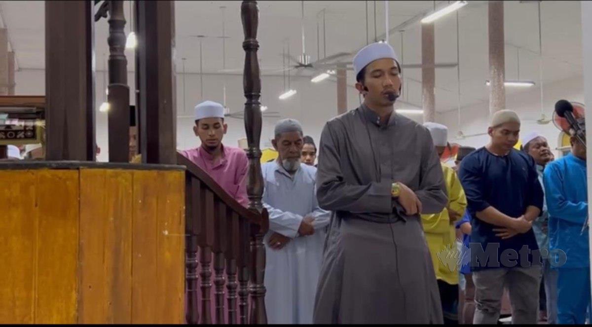 Imam Masjid  Buluh Gading Muhammad Hafiz Abdul Halim ketika mengimamkan solat sunat Tarawih. FOTO ZATUL IFFAH ZOLKIPLY