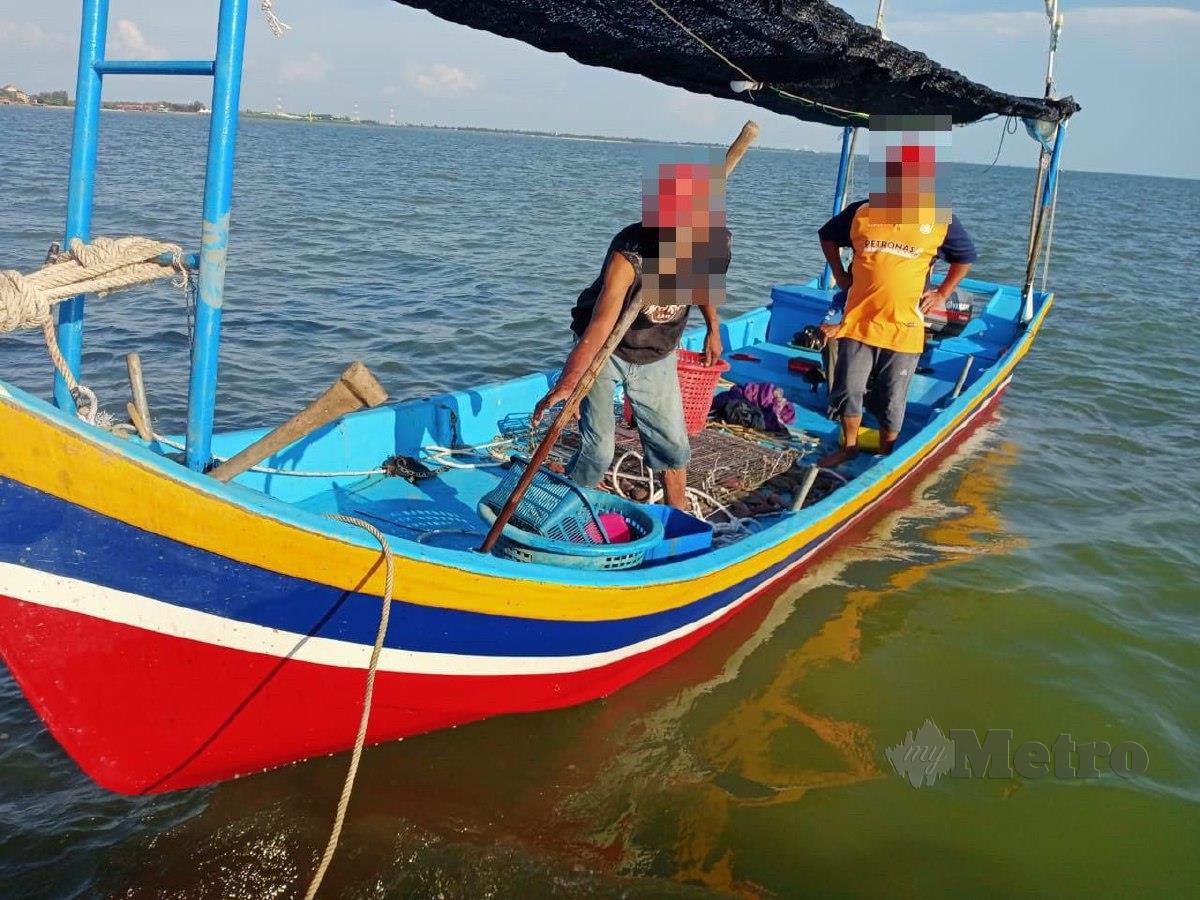 APMM Zon Maritim Kuala Pwrlis menahan lima nelayan termasuk dua tekong kerana didapati menjalankan kegiatan penangkapan siput retak seribu secara haram di perairan Kuala Perlis. FOTO IHSAN APMM ZON MARITIM KUALA PERLIS
