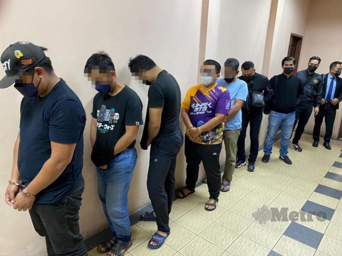 ANTARA 10 individu termasuk enam pegawai Jabatan Imigresen Malaysia ( JIM) yang dibebaskan semalam selepas ditahan reman selama enam hari.