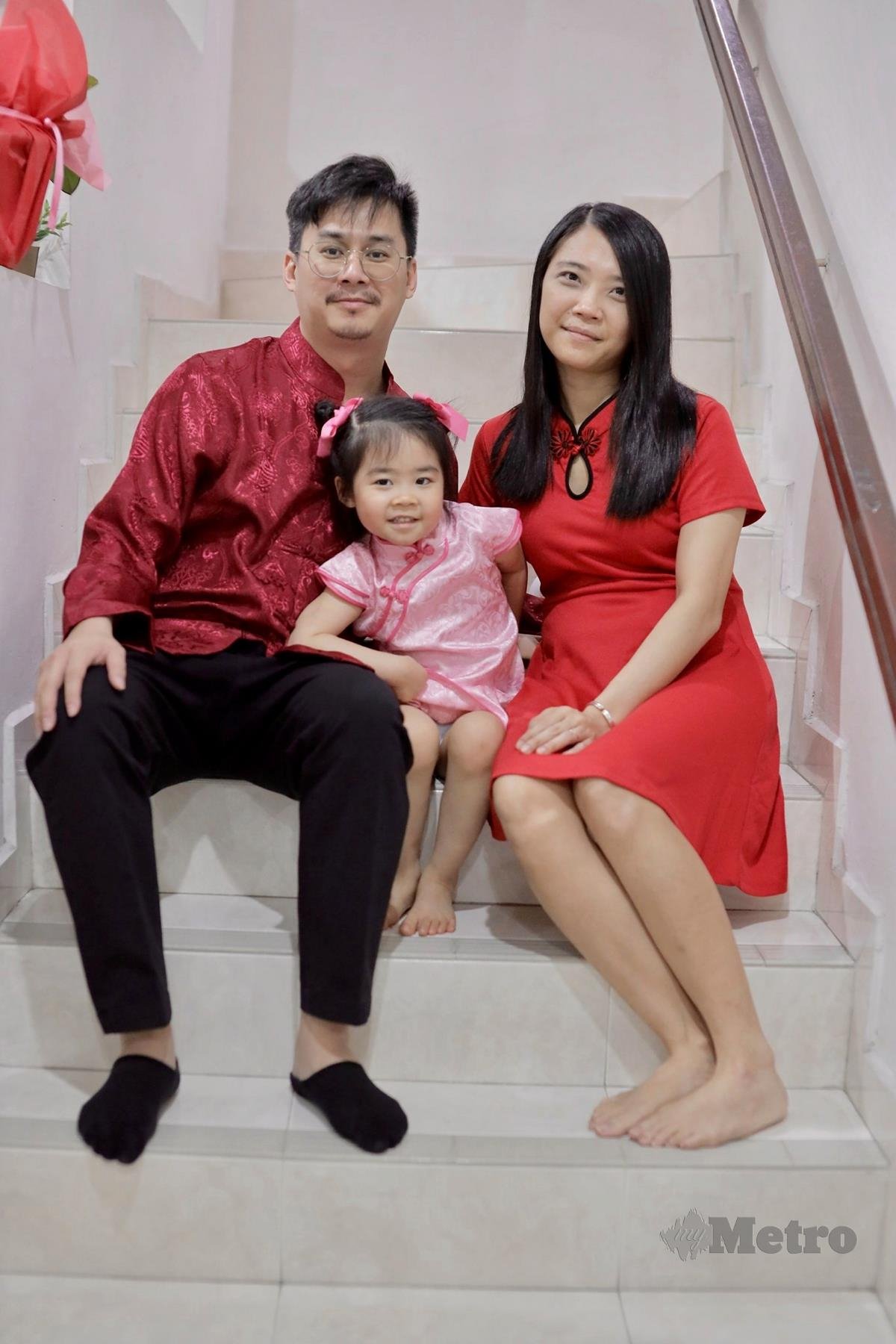 Gordon Ling Fu Chur, 34, dan isterinya, Jaslynn Tay, 36, hidup bahagia bersama anak mereka Caitlyn Ling, 5, selepas separuh dekad pembedahan pemindahan buah pinggang dijalankan tanpa mengalami sebarang komplikasi kesihatan. FOTO BERNAMA
