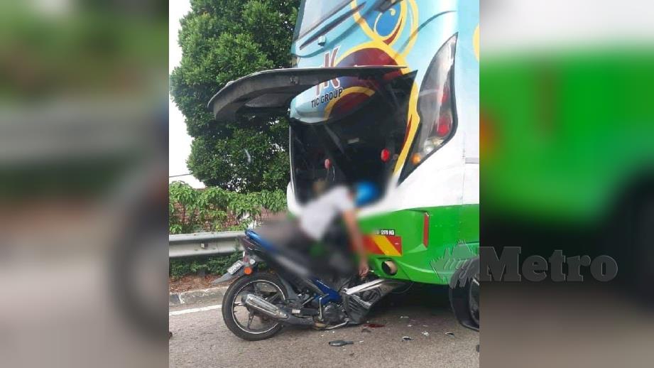 K. Ga, 54, maut selepas motosikal ditunggangnya merempuh bas yang ditinggalkan di lokasi kejadian akibat rosak di Kilometer 16, Jalan Johor Bahru- Ayer Hitam. FOTO Facebook JB Traffic Report