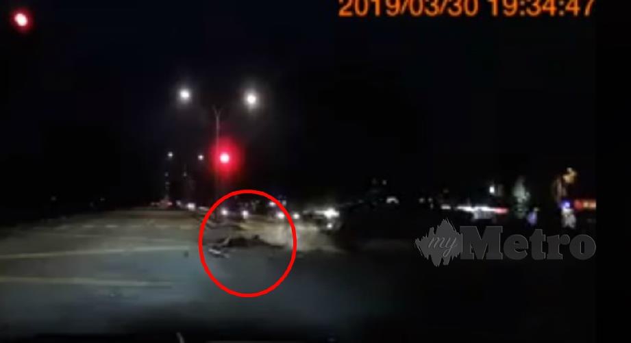 LELAKI maut dirempuh kenderaan pacuan empat roda akibat  melanggar lampu merah. FOTO Community Roda Johor - CRJ