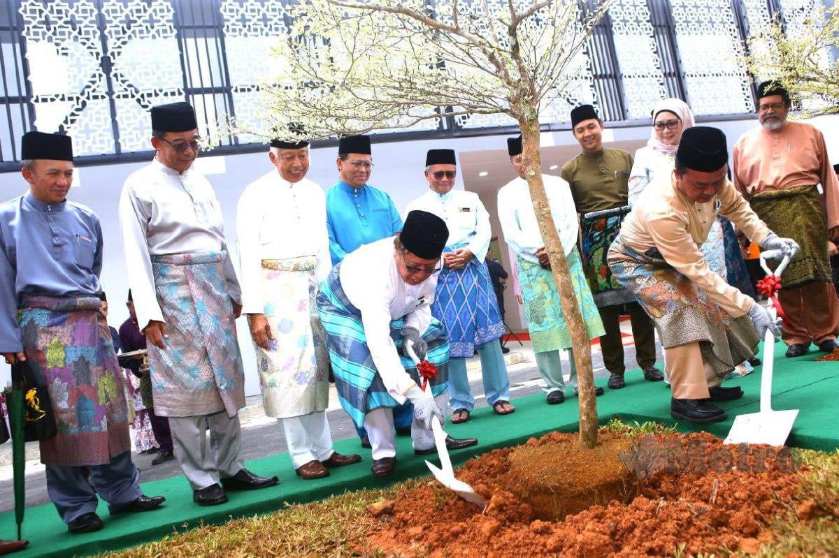 Premier Sarawak Tan Sri Abang Johari Tun Openg, merasmikan Majlis Perasmian Kompleks Pusara Islam Samariang, "Samariang Islamic Cemetery Complex" (SICC) di Tanah Perkuburan Islam Samariang, Kuching. FOTO NADIM BOKHARI