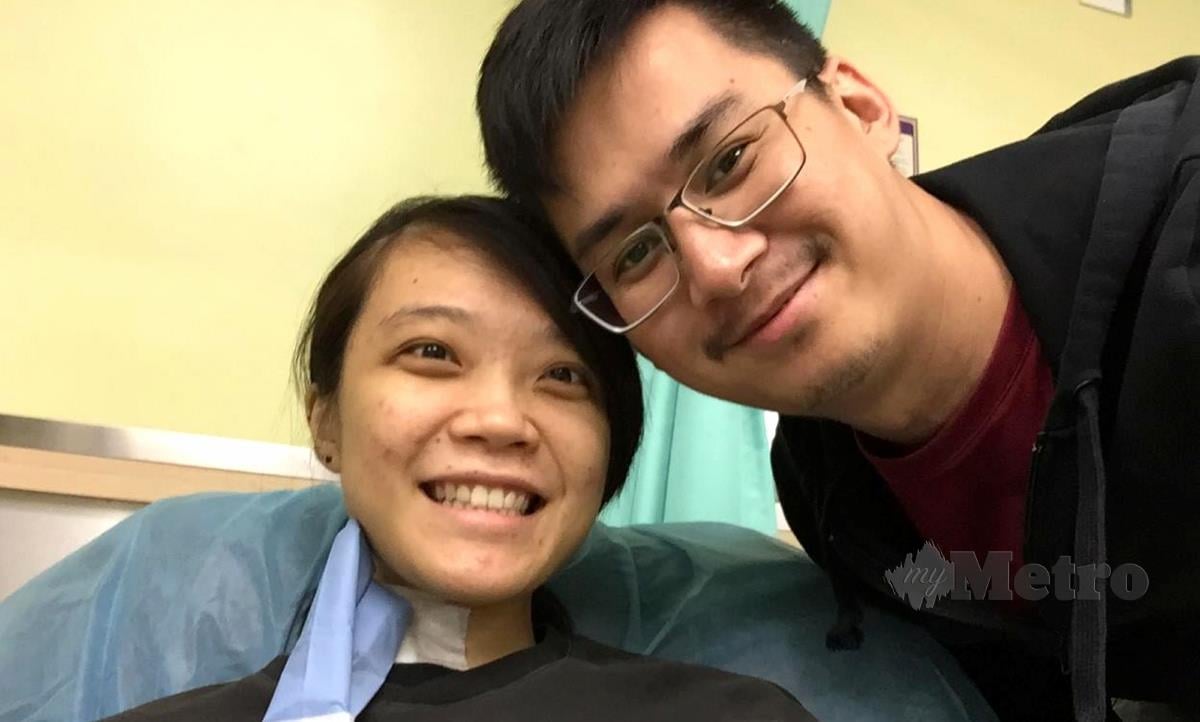 Gordon Ling Fu Chur, 34,  ketika menemani isterinya Jaslynn Tay, 36, menjalani rawatan dialisis sebelum melakukan pembedahan pemindahan buah pinggang, enam tahun lalu.  FOTO BERNAMA