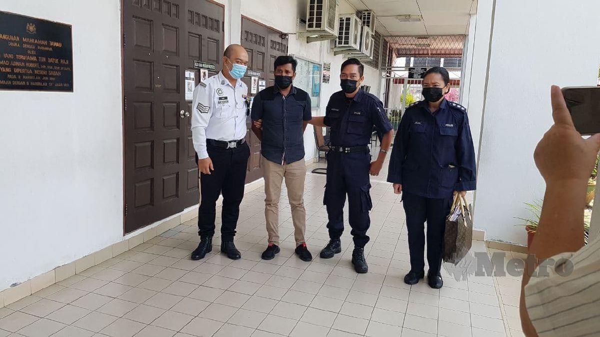 Tertuduh (dua dari kiri) Sharizan Salim, 36, dihukum penjara 30 bulan dan denda RM5000 atas kesalahan memandu secara melulu sehingga menyebabkan kematian seorang pengurus ladang, April tahun lalu. FOTO Abdul Rahemang Taiming