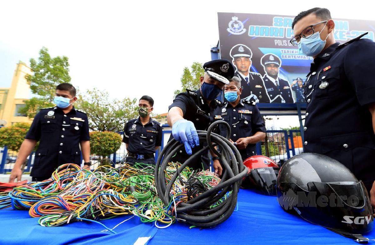 Ketua Polis Daerah Timur Laut, Asisten Komisioner Soffian Santong (tengah) menunjukkan pelbagai jenis wayar dan kabel serta alatan mencuri kabel berjaya dirampas ketika sidang media di Ibu Pejabat Daerah Timur Laut (IPD) di sini. FOTO MIKAIL ONG