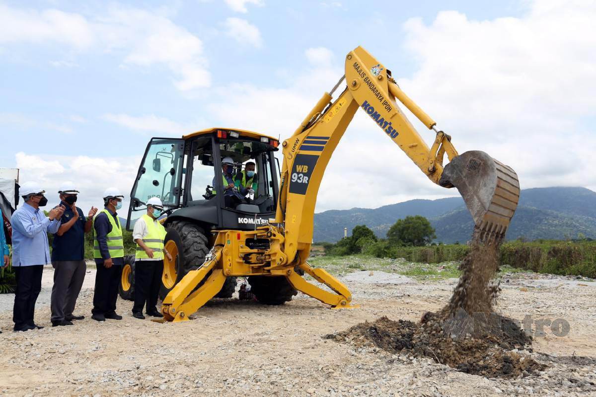 Pengerusi Jawatankuasa Infrastruktur, Tenaga, Air & Pengangkutan Awam Negeri Perak Datuk  Mohd Zolkafly Harun merasmikan projek pecah tanah projek penyambungan jalan bagi Cadangan Jalan Utama Meru Raya-Klebang. FOTO L.MANIMARAN