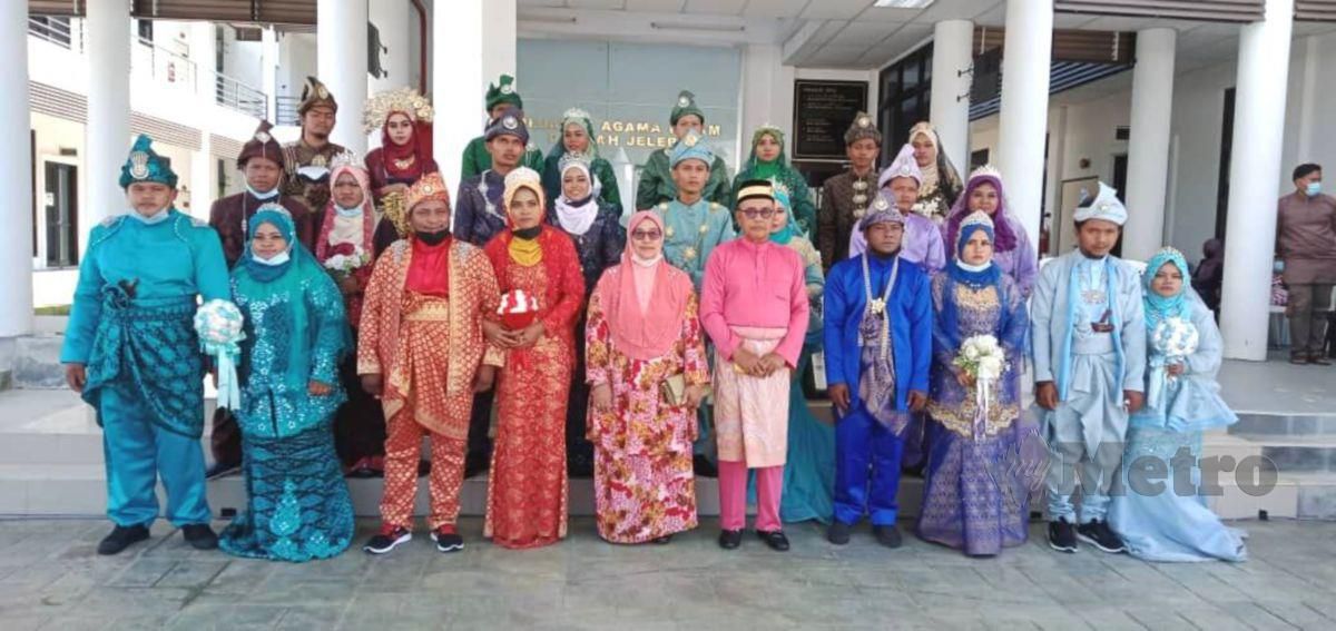 Undang Luak Jelebu, Datuk Maarof Mat Rashad ( lima dari kanan) ketika meraikan pasangan pengantin Orang Asli dalam majlis Raikan Cinta di Pejabat Agama Islam Daerah Jelebu. FOTO ABNOR HAMIZAM