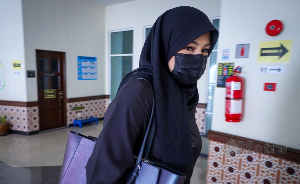 Pachara Apin ketika tiba di Mahkamah Rendah Syariah Petaling bagi memfailkan fasakh terhadap suaminya, pelakon, Afiq Muiz. FOTO GENES GULITAH