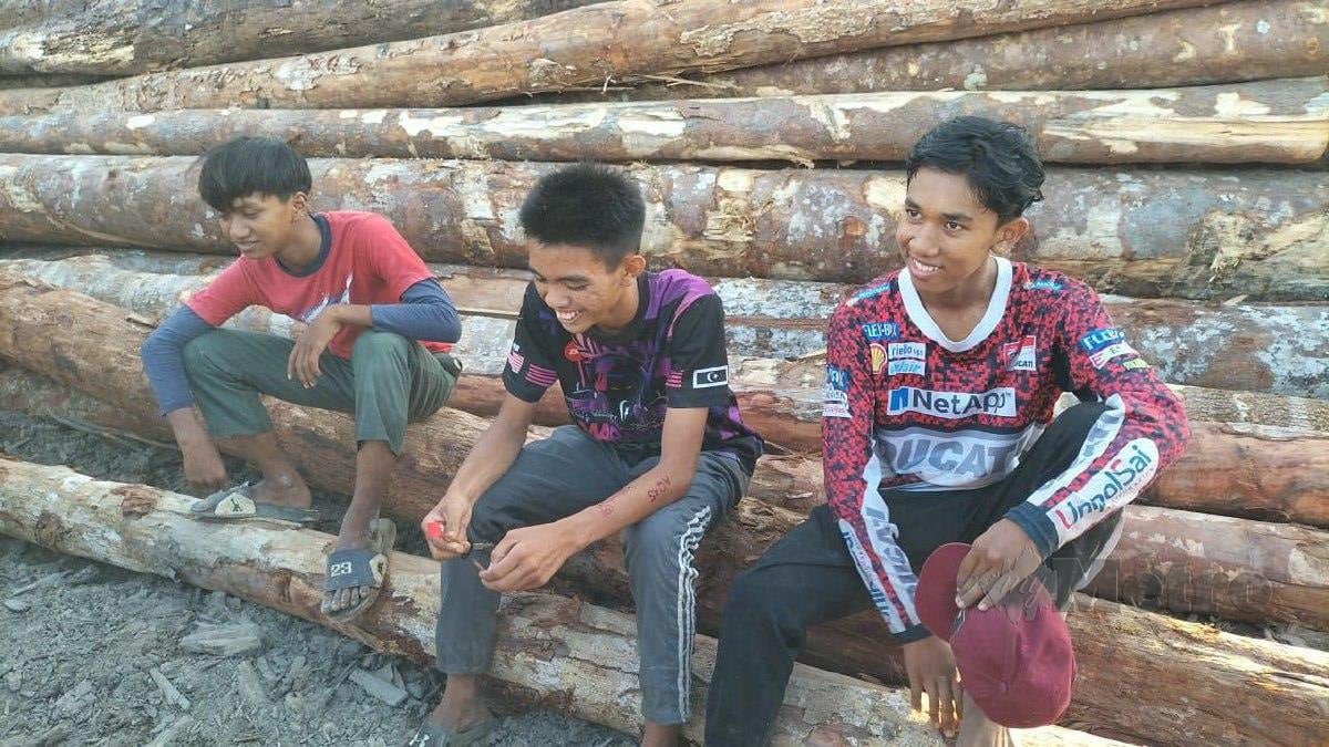 Tiga remaja yang hilang ketika melakukan aktiviti memikat ayam hutan di Kampung Pulau Kerengga, ditemui dalam keadaan selamat. FOTO IHSAN BOMBA