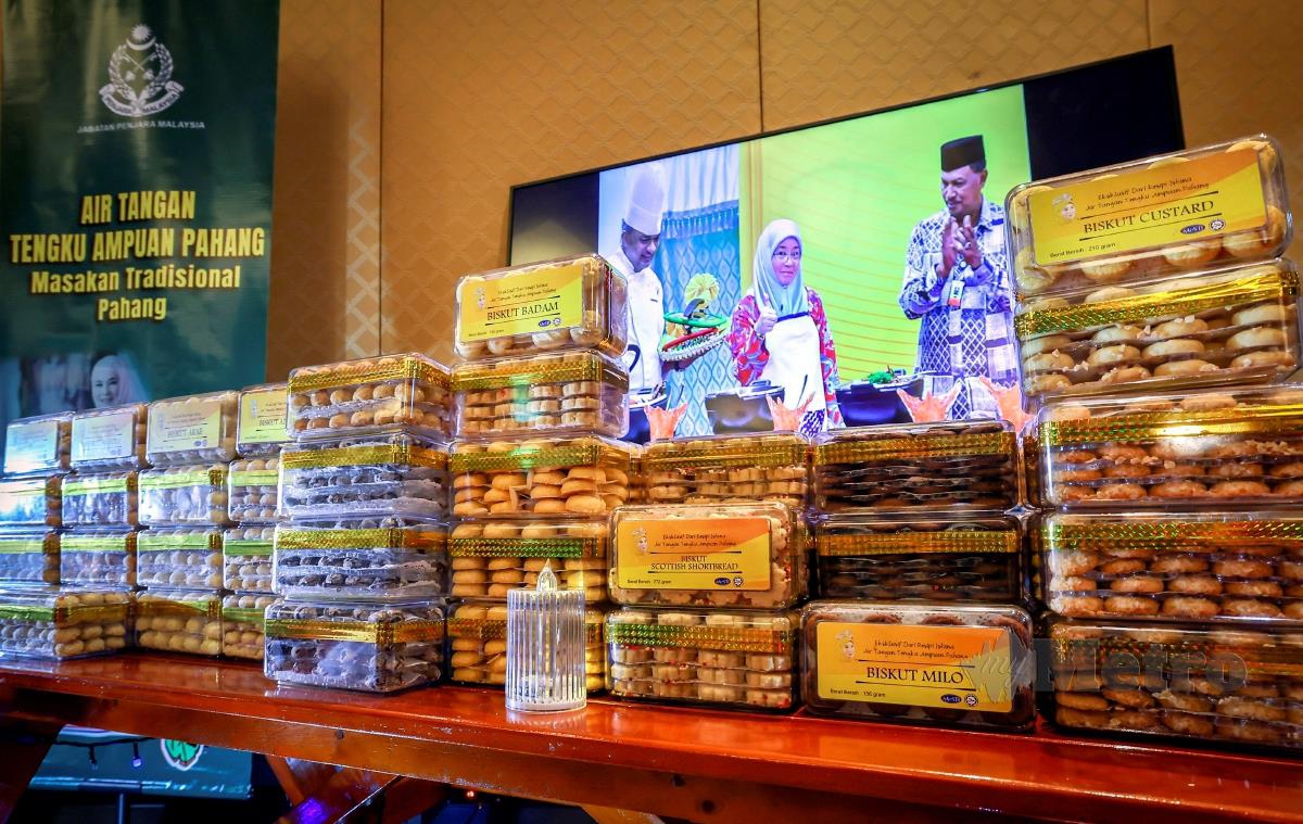Sebanyak 12 jenis biskut dari resepi air tangan Tengku Ampuan Pahang Tunku Azizah Aminah Maimunah Iskandariah mendapat permintaan tinggi masyarakat menjelang sambutan perayaan Aidilfitri. FOTO BERNAMA