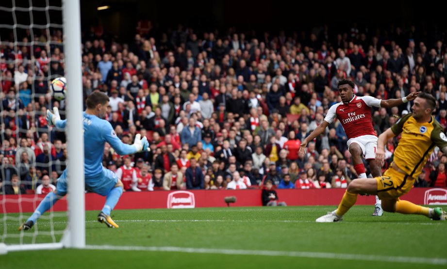 IWOBI (tengah) menjaringkan gol kedua Arsenal. FOTO/AFP  