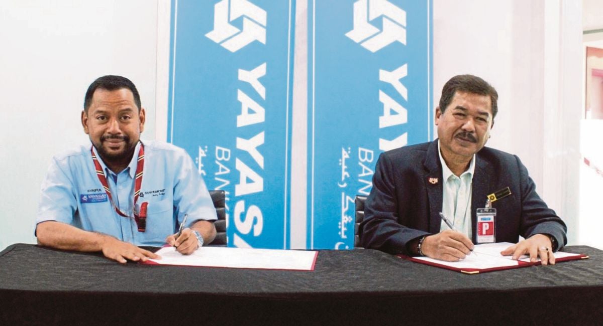 SYAIFUL Rizal (kiri) dan Jamaludin menandatangani Laporan Khidmat Nasihat antara dua agensi berkenaan - FOTO Ihsan Yayasan Bank Rakyat