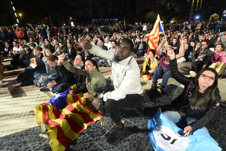 PENDUDUK Catalan membuat rusuhan berikutan mahukan kemerdekaan negara di bawah pemerintahan Sepanyol.  FOTO/AFP
