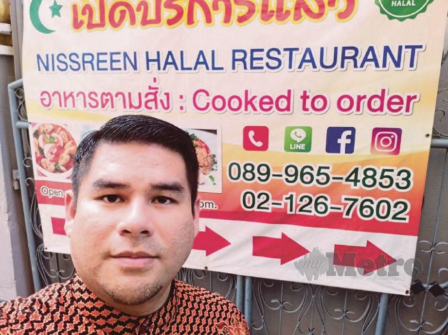 PENULIS bergambar di hadapan restoran yang menawarkan masakan halal menepati syariat Islam.