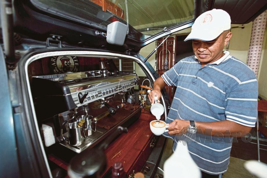 MOHD Ariff menjual kopi menggunakan SUV yang diubah suai menyerupai kafe. FOTO Hasriyasyah Sabudin