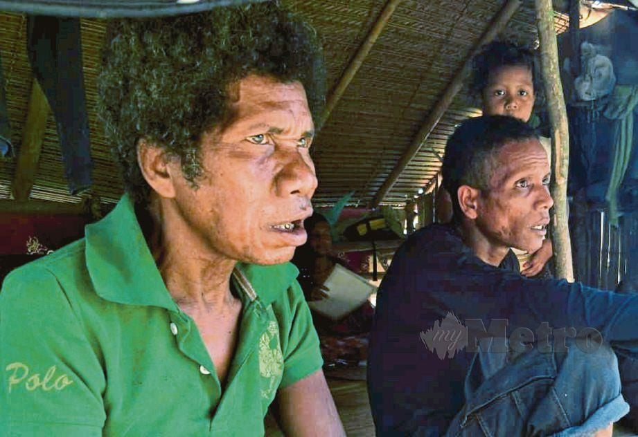 HALIM  (kiri) hidup kesunyian ditinggalkan anak dan cucunya yang berpindah ke kampung lain selepas tragedi jangkitan kuman demam campak  awal tahun ini.