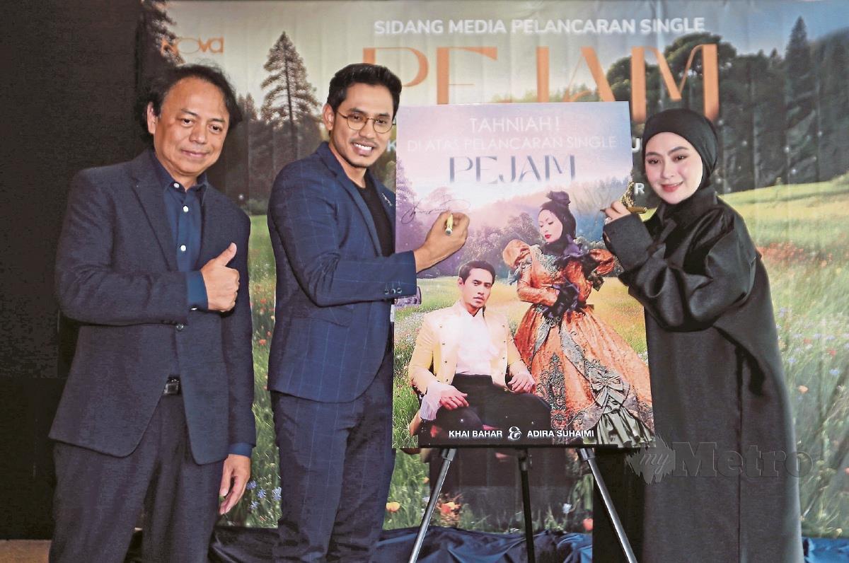 KHAI (tengah) dan Adira ketika sidang media single Pejam di Hotel Tamu, Kampung Baru, Kuala Lumpur. - FOTO Mohamad Shahril Badri Saali