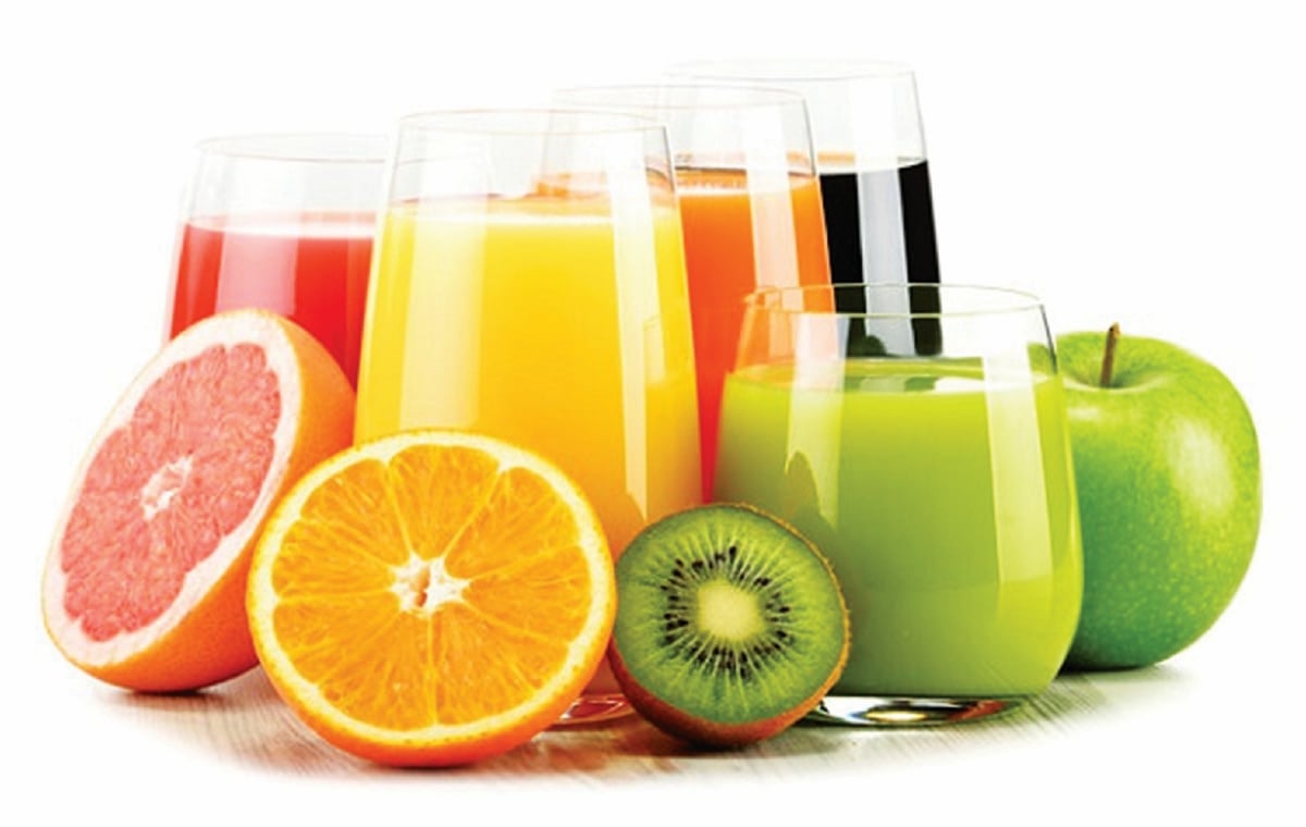 DIGALAKKAN minum jus daripada buah-buahan segar. 