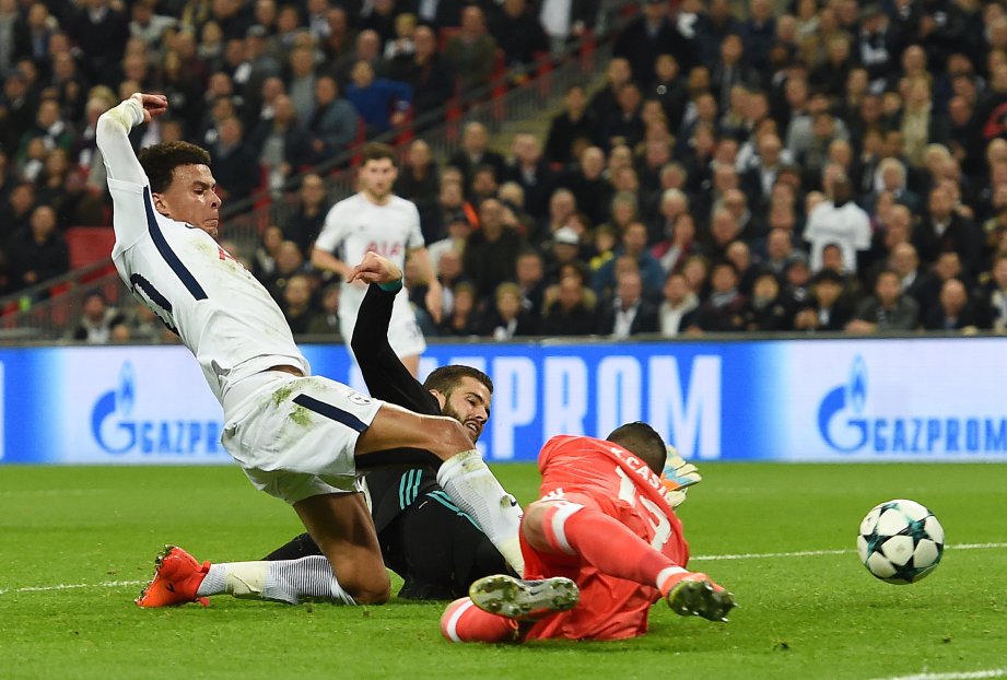 ALLI (kiri) menjaringkan gol ketiga Spurs. FOTO/AFP