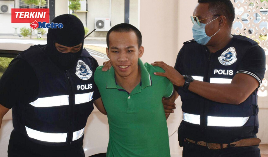 Jonius dibawa polis ke mahkamah. FOTO Mohd Asri Saifuddin Mamat
