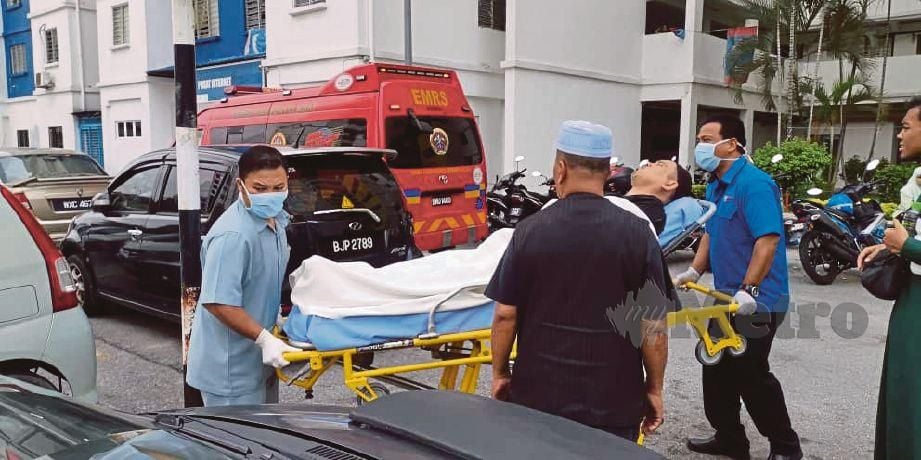 ANGGOTA paramedik membawa mangsa yang cedera ke dalam ambulans.