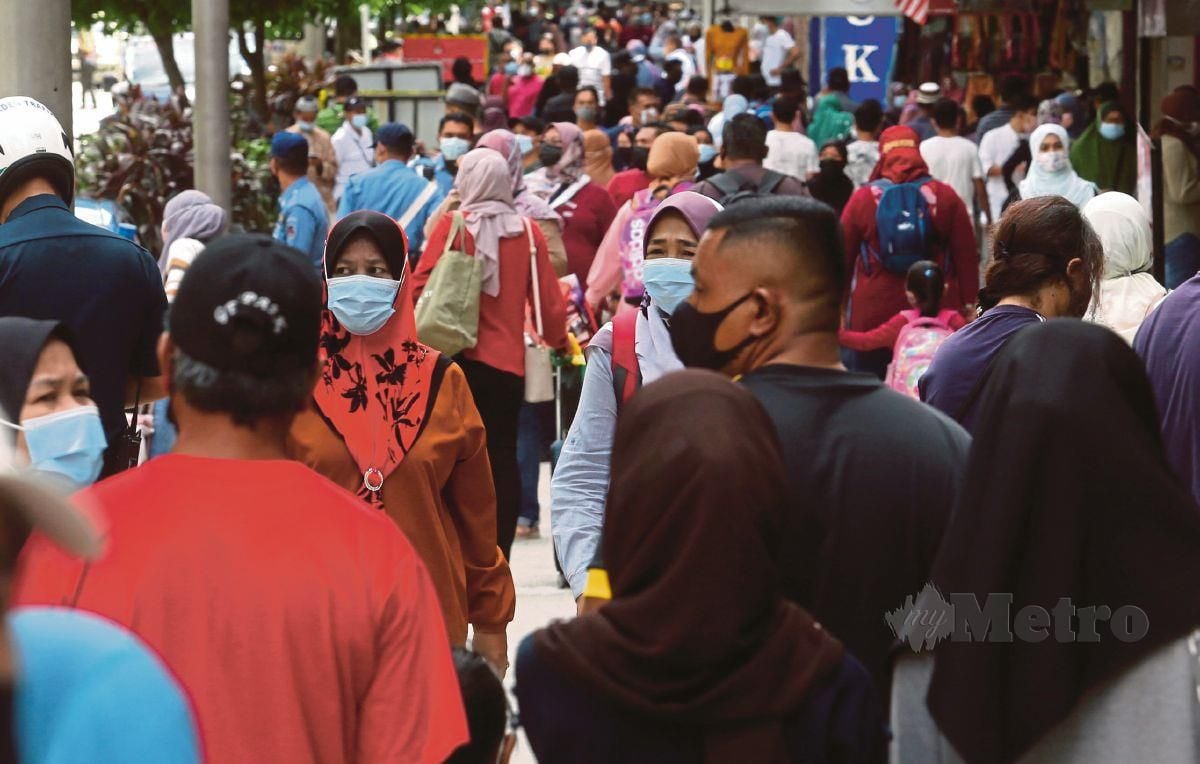 ORANG ramai yang berada di Jalan Tuanku Abdul Rahman semalam untuk membeli keperluan raya. 