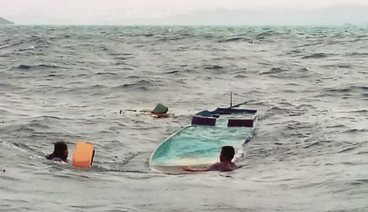 KEADAAN bot yang dinaiki empat sekeluarga selepas karam dipukul ombak.